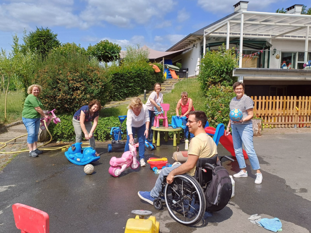 Medewerkers van ADD helpen bij Villa Clementina